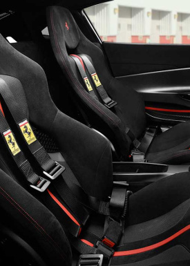 488-pista-black-seatbelt3